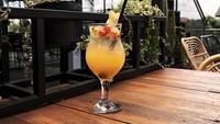 Segelas minuman dingin jadi teman santai Zikri. Kalau diminum siang-siang kayaknya segar banget ya. Ada yang bisa tebak minuman apa ini? Foto: Instagram @zikridaulay1