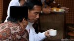Gaya Kompak Jokowi-Iriana Saat Tinjau Benteng Pendem
