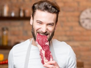 Ternyata Sering Lihat Foto Seksi Wanita Bikin Pria Lebih Suka Makan Daging