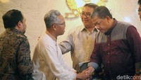 Fadli Zon dan Fahri Hamzah saat bertemu Buni Yani. Buni Yani sempat curhat kepada Fadli dan Fahri (Foto: Lamhot Aritonang/detikcom)