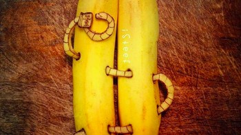 Beberapa transformasi pisang dilakukannya dengan manipulasi, sisanya memerlukan ukiran besar. (Foto: instagram/Stephan Brusche)