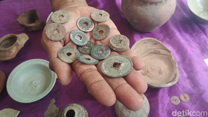 Sejumlah benda kuno berbahan keramik di area persawahan Panggul, Trenggalek, ditemukan warga. Selain itu ada pula uang, sumur serta lesung batu kuno.