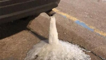 Air dari mobil pun menjadi es. Foto: boredpanda