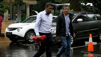 Ia pun ditemani oleh kuasa hukumnya, Haris Azhar dan langsung masuk ke dalam gedung.