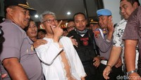 Pantauan di Kejari Depok, Jumat (1/2/2019), Buni Yani keluar dari Kejari Depok sekitar pukul 20.10 WIB.