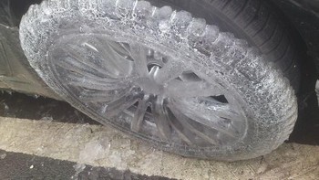 Dua hari ditinggal di luar, mobil netizen ini rodanya tertutup es. Foto: boredpanda