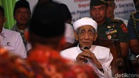 Mbah Moen memberikan nasihatnya.