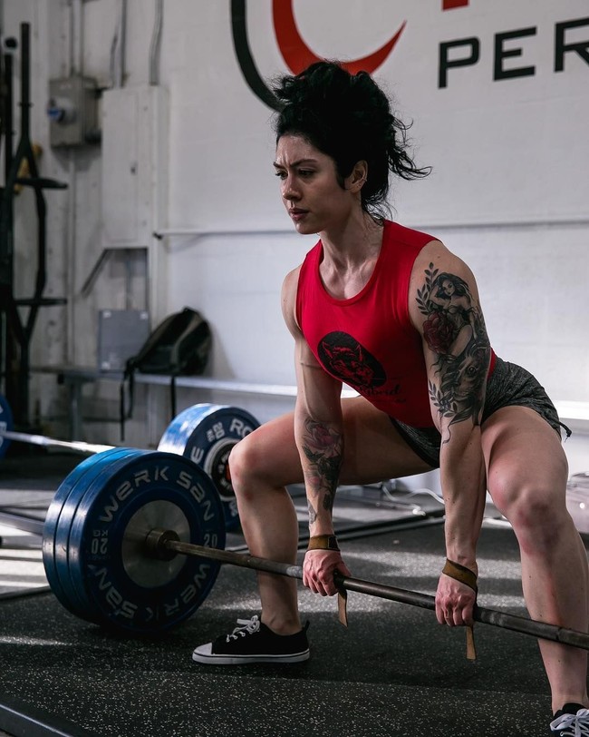 Saat sekolah menengah ketika ia memasuki gym, Natasha mulai melakukan kardio dan dia belum mengangkat beban. Setelah beberapa tahun berlatih di gym, ia jatuh cinta untuk mulai mengangkat beban, dan membentuk fisik tubuhnya jadi lebih berotot. Foto: Instagram @natashaaughey_