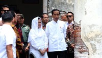 Presiden Joko Widodo bersama sang istri Iriana meninjau bangunan bersejarah Benteng Pendem di Ngawi, Jawa Timur, Jumat (1/2/2019).