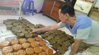 Kue Keranjang Legendaris Berbungkus Daun Pisang dari Semarang