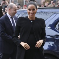 Ada yang beda penampilan Meghan Markle saat istri Pangeran Harry ini menyambangi Association of Commonwealth Universities di London, Inggris, Kamis (31/1/2019). Ini adalah kunjungan perdananya setelah Ratu Elizabeth II memberinya mandat sebagai penasihat universitas tersebut. Foto: Dok. Getty Images