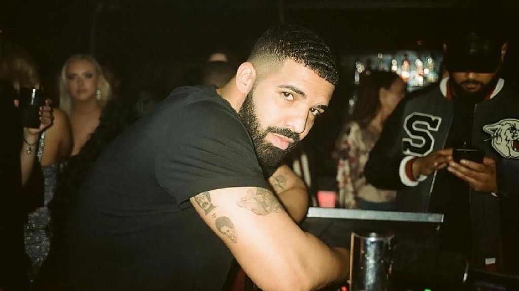 Mampir ke McDonalds, Drake Berikan Tip Rp 280 Juta ke Pegawai di Sana Mampir ke McDonalds, Drake Berikan Tip Rp 280 Juta ke Pegawai di Sana