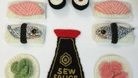 Selain seafood, ada juga sushi dengan tambahan soy sauce, wasabi dan gari.  Foto: kjcardigan