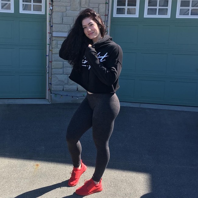 Penampilan wanita yang jadi ikon kebugaran ini pun dikagumi oleh banyak pengikutnya yang mencapai 990 ribu lebih di Instagram. Tak sedikit dari mereka yang memuji kecantikan dan penampilan fisiknya. Foto: Instagram @natashaaughey_