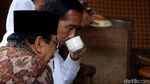 Gaya Kompak Jokowi-Iriana Saat Tinjau Benteng Pendem