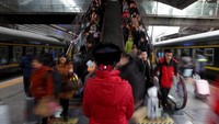 Puncak arus mudik menjelang tahun Baru Imlek itu pun diprediksi akan terjadi pada Minggu (3/2/2019) mendatang, karena para pemudik harus memastikan tiba di kampung halaman pada hari Senin untuk dapat merayakan Imlek bersama keluarga. Thomas Peter/Reuters.
