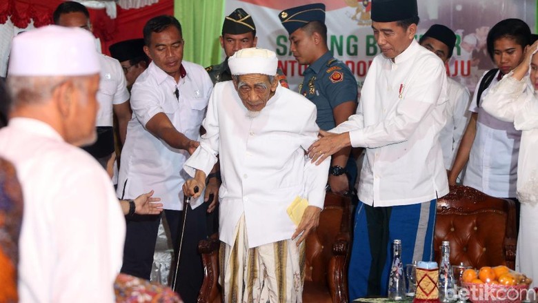 Rommy: Mbah Moen Klarifikasi Salah Ucap Doa untuk Prabowo Rommy: Mbah Moen Klarifikasi Salah Ucap Doa untuk Prabowo