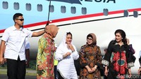 Iriana mendampingi Jokowi dengan mengenakan kemeja putih dan kerudung putih.