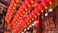 Puluhan lampion juga telah menghiasi vihara.