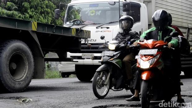 Kerusakan di jalur Pantura. 