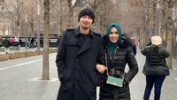 Dalam fotonya, Kartika dan suaminya diketahui tengah berada di New York. Keduanya pun mampir ke Monumen Peringatan Tragedi 11 September (kartikaputriworld/Instagram)