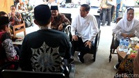 Jokowi bersama Bupati Ngawi Budi Sulistiyono, Gubernur Jawa Timur Soekarwo dan Sekretaris Kabinet Pramono Anung asyik mengobrol sambil menikmati kopi khas Ngawi.