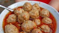 Bakso polos berukuran kecil disajikan dengan kuah cabai berminyak yang panas dan pedas. Berani coba? Foto: Instagram@hendijajan