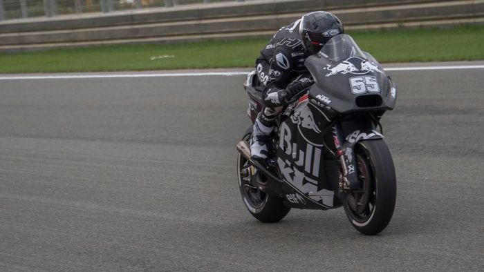 Hafizh Syahrin saat menguji motor KTM di Valencia beberapa waktu lalu. (Foto: Mirco Lazzari/Getty Images) Hafizh Syahrin saat menguji motor KTM di Valencia beberapa waktu lalu. (Foto: Mirco Lazzari/Getty Images)