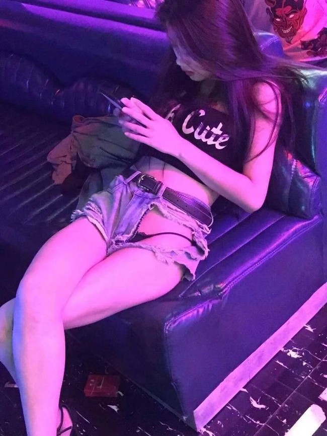 Selain tulisan, Shuang juga mendapati sejumlah orang dengan cara berpakaian yang lucu atau cenderung ekstrem. Foto: Instagram @nowhybecausechina