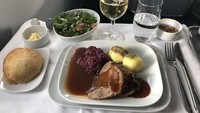 Masih dalam kemeriahan Natal, penumpang kelas bisnis Luthfansa tujuan Amerika Serikat bisa nikmati angsa panggang. Pelengkapnya kubis merah dan dumpling kentang. Foto: airplanefoodselfie