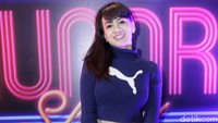 Yeyen tampil kasual dengan crop top biru dan jeans. Pool/Palevi S/detikFoto.