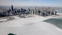 Begini penampakan fenomena polar vortex atau cuaca dingin ekstrem yang melanda wilayah Chicago, Illinois. Scott Olson/Getty Images.