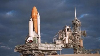 Pesawat ulang alik Columbia mejelang salah satu penerbangannya di Kennedy Space Center, Florida. Foto: Getty Images