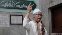 Terdakwa kasus penyebaran video penistaan agama yang dilakukan Basuki Tjahaja Purnama (BTP) atau Ahok melaksanakan salat Jumat jelang eksekusi, Jakarta, Jumat (1/2/2019).