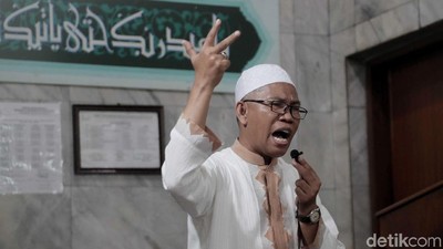 Jelang Eksekusi, Buni Yani Salat Jumat di Tebet