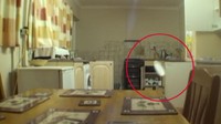 Kali ini gelas yang jatuh dari kabinet dapur, padahal semua jendela tertutup sehingga tidak mungkin angin bisa meniup gelas ini hingga terbang. Foto: Istimewa