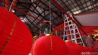 Kini vihara tersebut telah memerah dengan pernak-pernik Imlek.