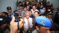 Buni Yani divonis bersalah melanggar Pasal 32 ayat 1 Undang-Undang Informasi dan Transaksi Elektronik (UU ITE) dalam putusan di Pengadilan Negeri (PN) Bandung. Dia dihukum 18 bulan penjara saat itu.