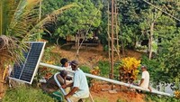 Penerangan jalan umum tenaga surya (PJU-TS). juga menjadi solusi yang baik untuk daerah-daerah yang belum dan sulit terjangkau jaringan listrik PLN. Selain itu fasilitas ini pun dapat menjadi salah satu alternatif energi bagi daerah/masyarakat yang ingin menggunakan sumber energi yang lebih bersih. Pool/Kementerian ESDM.