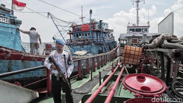 Bakamla Gagalkan Transfer BBM Ilegal di Teluk Jakarta