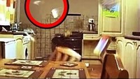 Begini seramnya penampakkan dapur yang berisi kotak-kotak makanan yang berterbangan dari lemari secara misterius, lengkap dengan kursi yang berpindah sendiri. Hii..! Foto: Istimewa