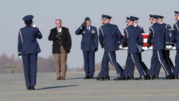 Militer AS membawa mereka ke tempat peristirahatan terakhirnya. Foto: Getty Images