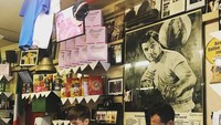Di sudut kota London, ada Bar Italia yang sudah berdiri sejak tahun 1949. Kafe ini diklaim sebagai salah satu kafe yang memiliki espresso terbaik dunia. Tempatnya yang kecil, dengan hiasan khas Italia, membuat pengunjung harus rela mengantre. Foto: Instagram