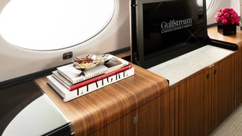 Tersedia televisi ukuran besar sebagai hiburan penumpang. Foto: Gulfstream