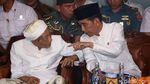 Foto: Pose Satu Jari Mbah Moen