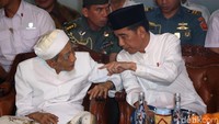 Momen saat Jokowi duduk di samping Mbah Moen dalam acara Sarang Berdzikir untuk Indonesia Maju di Pesantren Al-Anwar Sarang, Rembang, Jawa Tengah, Jumat (1/2). (Foto: Rengga Sancaya/detikcom)