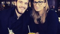 Bersama sang kakak, PewDiePie tampil formal dengan balutan jas, sambil menikmati minuman dingin segar di sebuah restoran. Foto: Instagram @pewdiepie