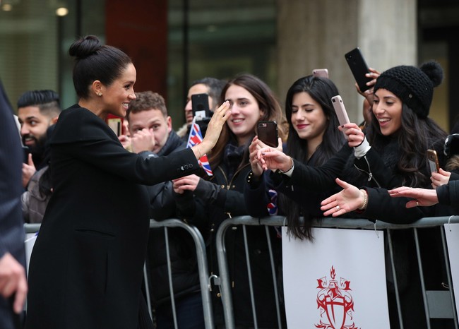 Pada kesempatan tersebut, Meghan yang tengah hamil enam bulan muncul dalam balutan busana serba hitam. Coat Givecnhy dipilih sebagai luaran untuk membungkus dress dengan rok lipit yang feminin.  Foto: Dok. Getty Images