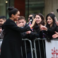 Pada kesempatan tersebut, Meghan yang tengah hamil enam bulan muncul dalam balutan busana serba hitam. Coat Givecnhy dipilih sebagai luaran untuk membungkus dress dengan rok lipit yang feminin.  Foto: Dok. Getty Images