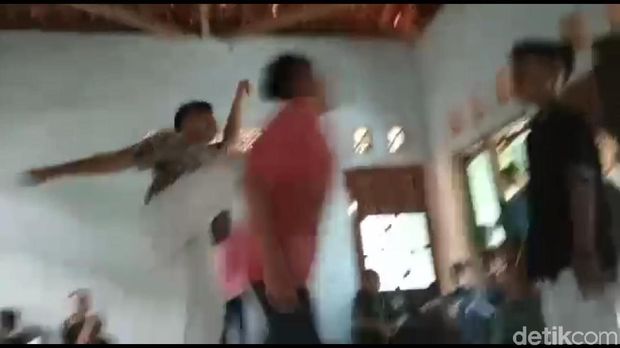 Viral Video Bocah SMP Pekalongan Dikeroyok Kakak Kelas di Musala